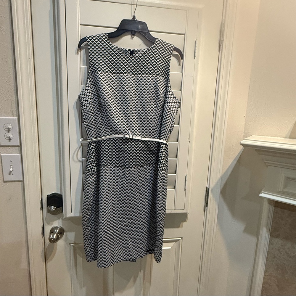 Elegant Black and White Sleeveless Dress